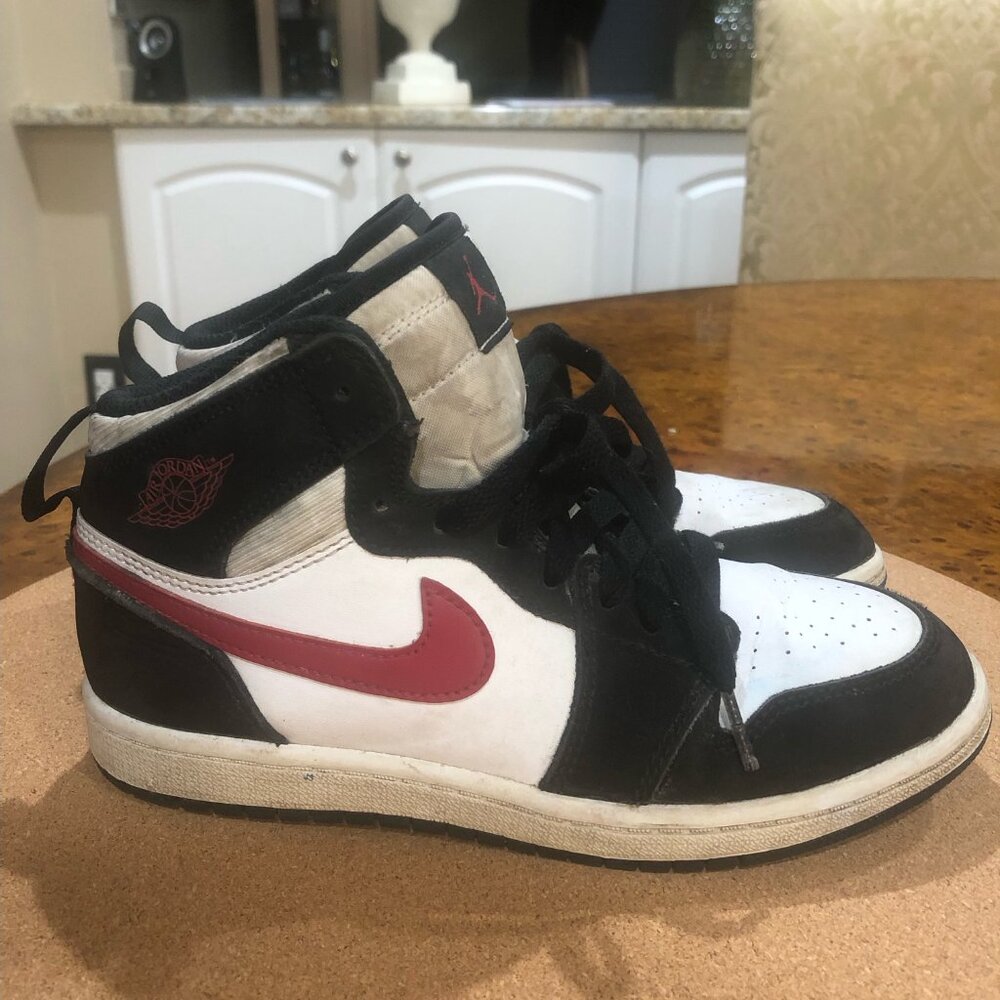 AIR JORDAN 1 RETRO MID "Black Gym Red"